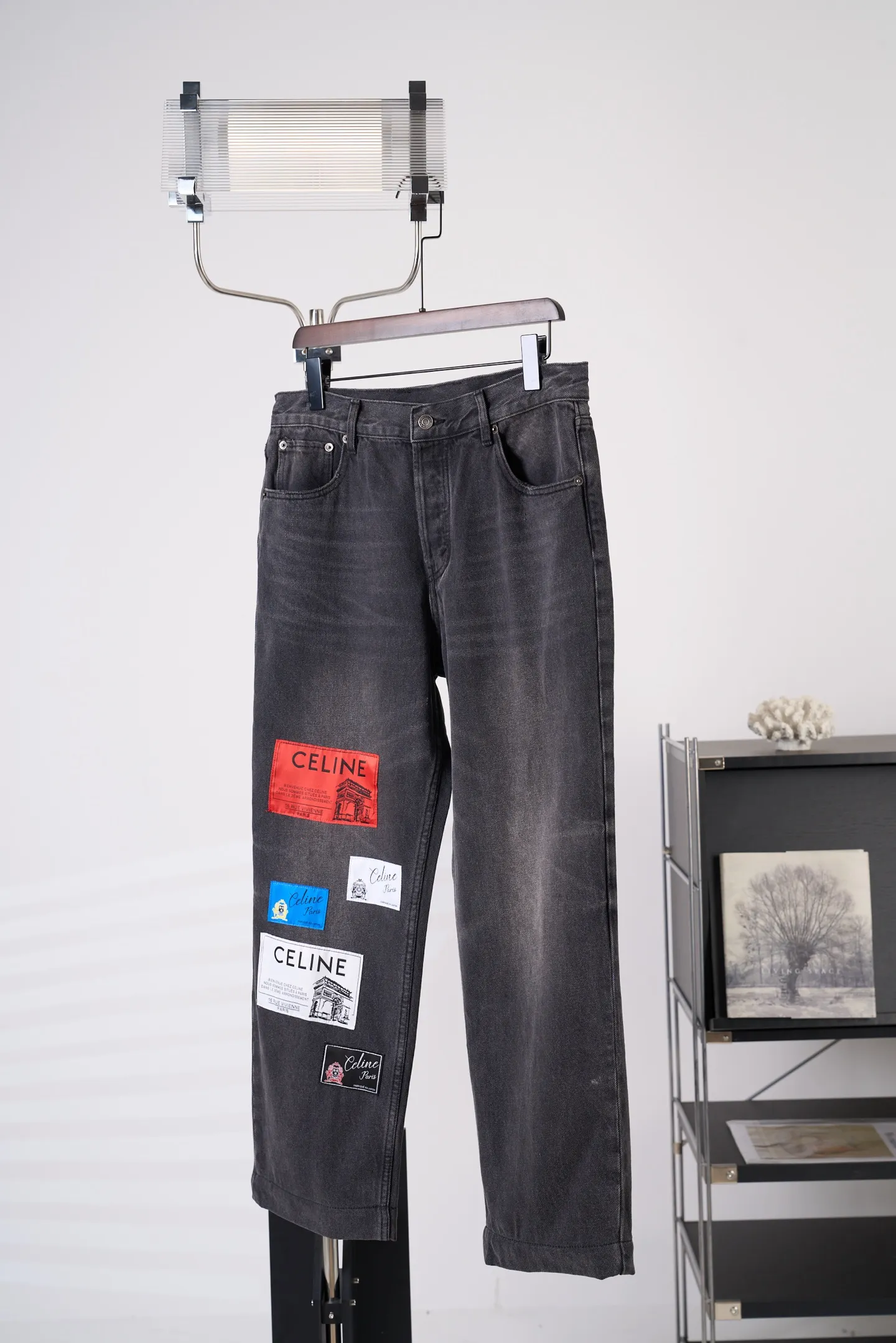[Real auction] Celine/Celine Paris patchwork leather jeans [In Stock] 28 29 30 31 Customized ebony pattern reforged denim, stiff and stylish, comfortable and skin-friendly, carbon black fermentation dyeing fades the sharp edge, mottled whiskering texture covers the denim, interpreting the relaxed and elegant French Retro, straight silhouette, stretch and casual, continuing the classic five-pocket precision structure of denim. Five CELINE PARIS patches of different shapes are stacked vertically on the trousers. They are staggered and arranged to replicate the Retro aesthetics of past travel souvenir patches. It forms the core of the visual narrative of the garment. The CELINE leather patch is inlaid on the back waist. The identity of the family is engraved discreetly between the waists. The travel patch is used to deconstruct the brand symbol. It combines French Retro heritage and street style. It writes a luxurious and rebellious Retro attitude on the denim. It adopts patterned motorcycle stitching. Precisely control the sewing line by drawing a prototype machine to ensure the precise positioning of CELINE PARIS patches and complete alignment of horizontal and vertical lines. The prototype is accurately aligned by hand to ensure a tight opening and closing. Combination of rub-press wrinkle whisker technology and gun-painted cat whisker technology. Prioritize hand rubbing in specific areas to achieve natural wrinkle effects. Then use specific tools to draw the texture of the cat's whisker shape to create a full visual effect. Adopt purely artificial regular edge grinding process and hand-polished ablation fabric veil lines. Create a staggered hairy texture and layered depth on the edge of the bag to form a natural aged and worn texture. Use multiple horses to rub sand. Use high-pressure spray guns to rub at specific parts to achieve a local gradient effect. Then use frosting technology to create a unique texture pattern. The workmanship is extremely complex and time-consuming and labor-intensive. Stone grinding is light fermentation➕stretching and bleaching to soften. The mutual friction between pumice and clothing causes wear and fading effects on the denim surface. Combining pulling and bleaching. Make the clothes produce a certain texture and stretching effect while bleaching. Stir-fry snowballs and stir-fry salt. Prepare a special solution. Add a certain amount of dye. Soak the denim material in it to absorb the solvent. Then scrub it and dry it to further fade and oxidize it, creating a loose fit.